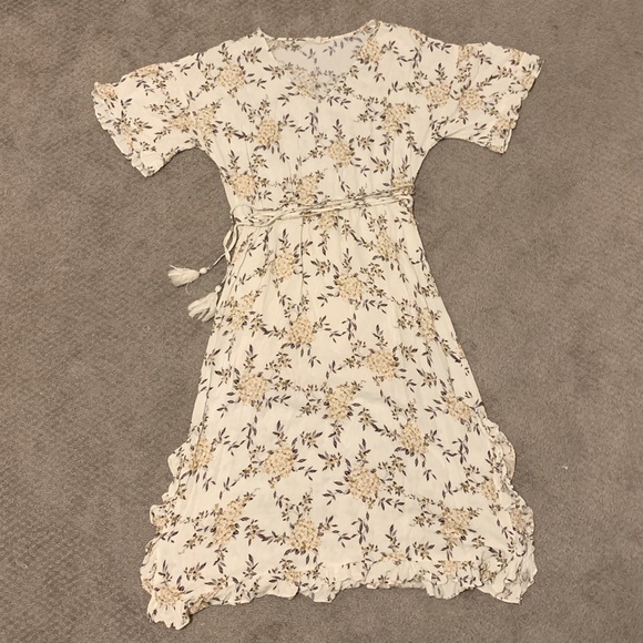 Dresses & Skirts - NWOT Knee length floral dress